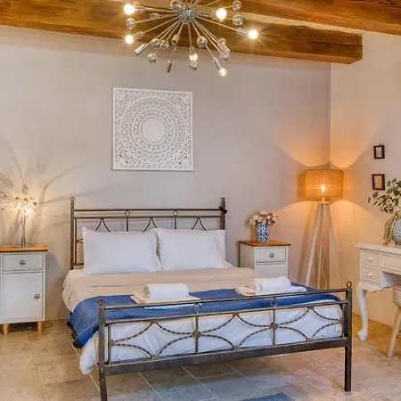 2br - A Of Character In The Village Core *