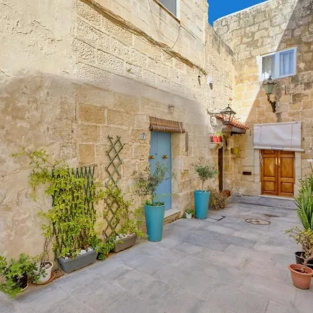 2br - A Of Character In The Village Core Apartament *