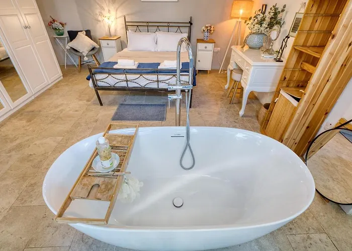 2br - A Of Character In The Village Core * Gudja