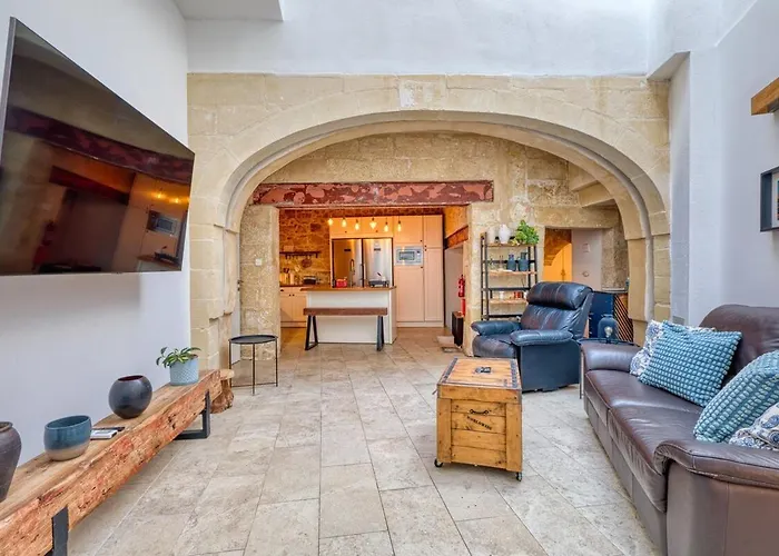 2br - A Of Character In The Village Core Gudja