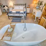 2br - A Of Character In The Village Core * Gudja