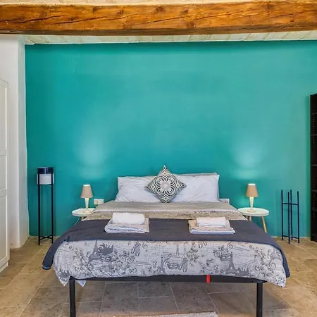 2br - A Of Character In The Village Core