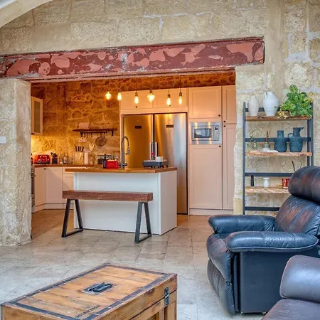 Apartment 2br - A Of Character In The Village Core *
