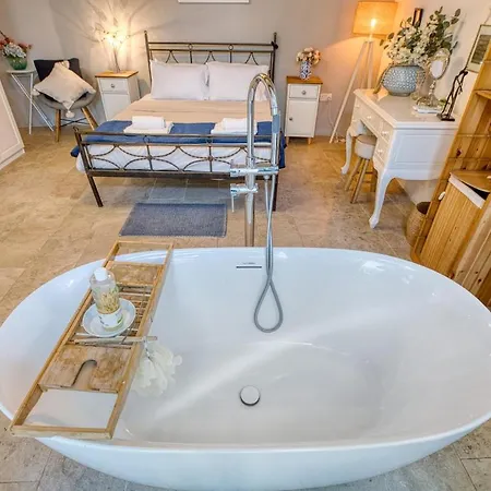 2br - A Of Character In The Village Core * Gudja