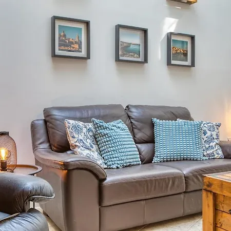 2br - A Of Character In The Village Core *