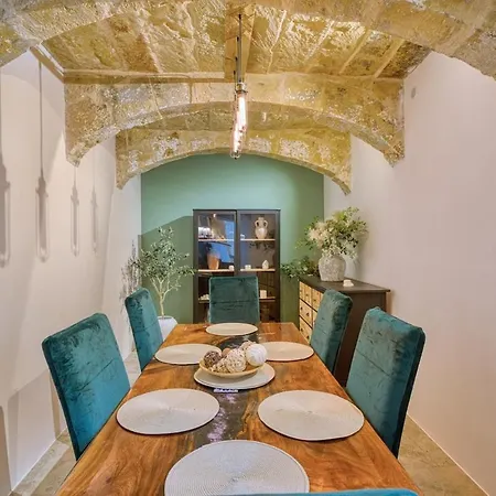 Apartment 2br - A Of Character In The Village Core *