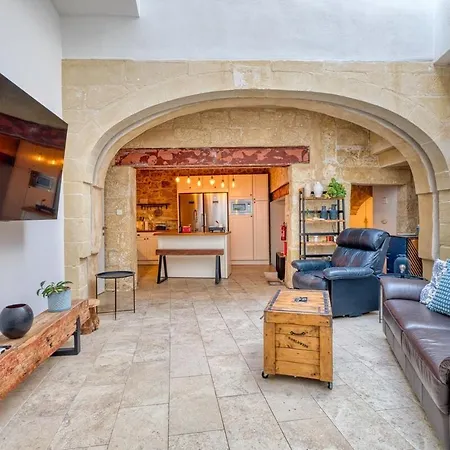 2br - A Of Character In The Village Core Gudja