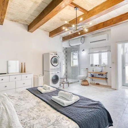 2br - A Of Character In The Village Core Apartment Gudja