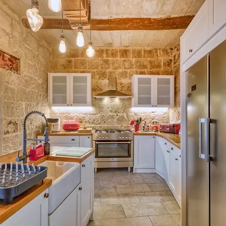 2br - A Of Character In The Village Core *