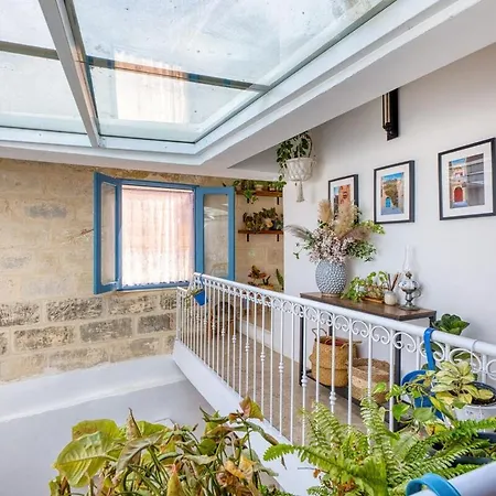 2br - A Of Character In The Village Core Apartamento