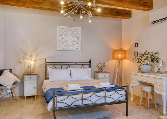 2br - A Of Character In The Village Core *