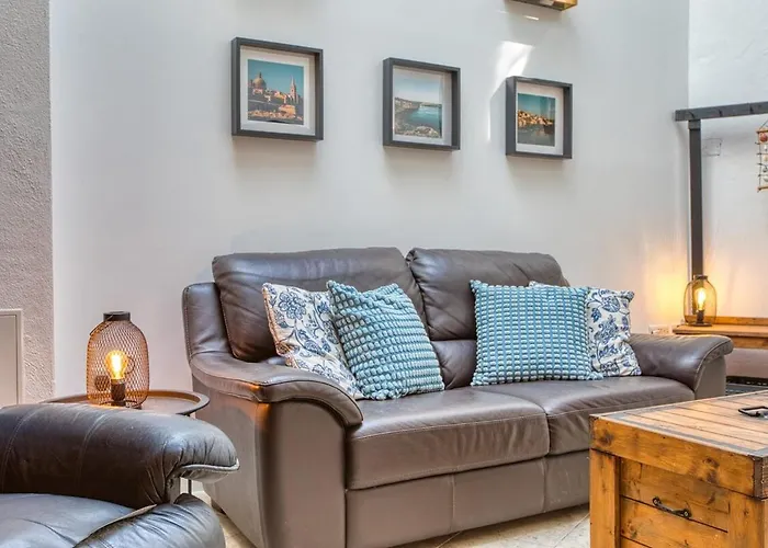 2br - A Of Character In The Village Core *