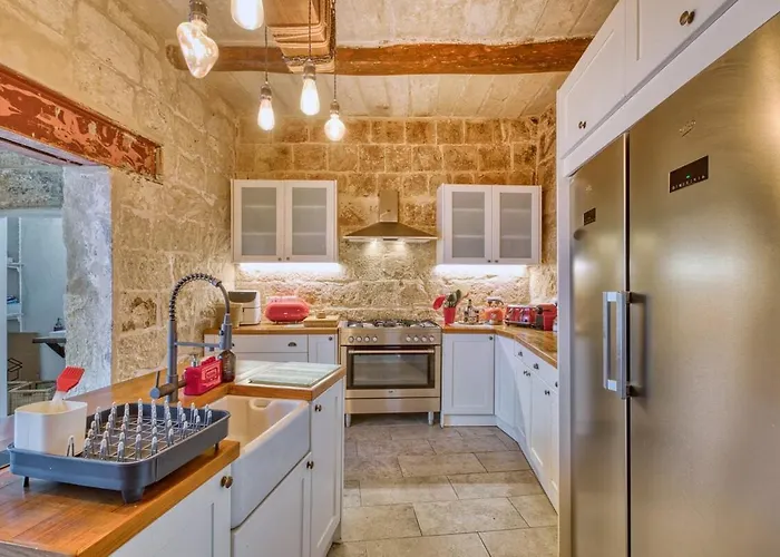 2br - A Of Character In The Village Core *